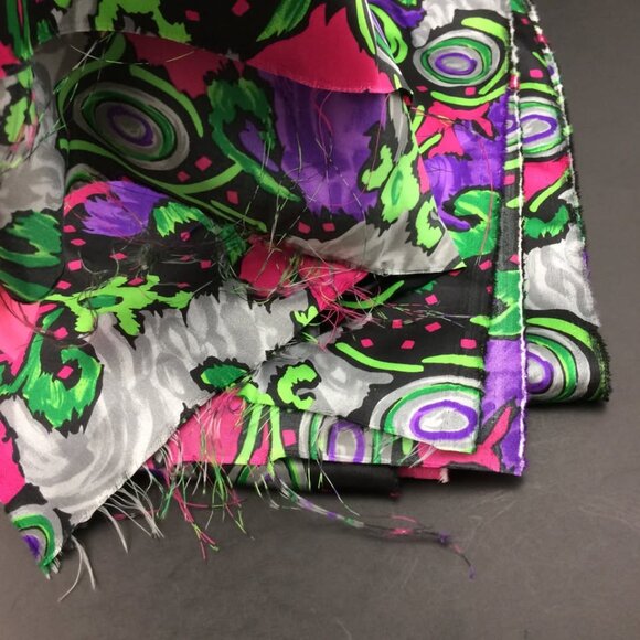 3 1/2 Yards Bright Silky Fabric Material Retro Vibe - Picture 4 of 5